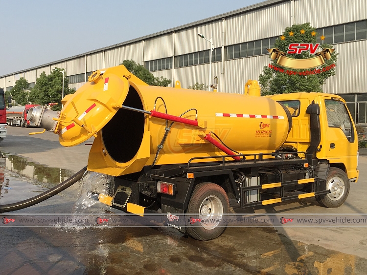 3,000 Litres Vaccum Tanker ISUZU - Rear Lid Open